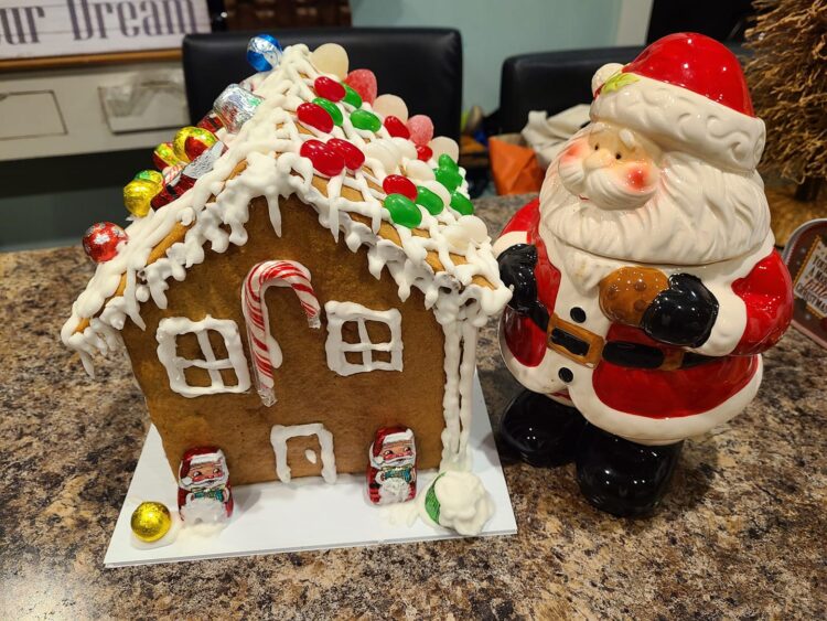 best-gingerbread-house-decorating-kits-white-rock-south-surrey-vancouver-fresh-baked-hillcrest-bakery